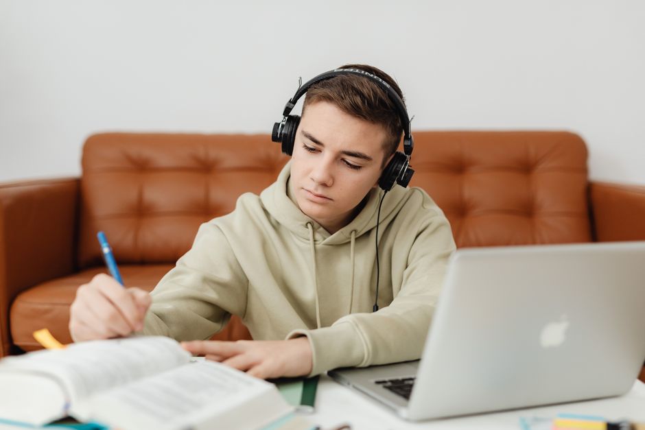 Студентка занимается по видеосвязи с преподавателем